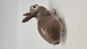 siddende brun kaninfigur fra Bing & Grøndahl, modelnummer 2422