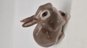 siddende brun kaninfigur fra Bing & Grøndahl, modelnummer 2422