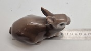 siddende brun kaninfigur fra Bing & Grøndahl, modelnummer 2422