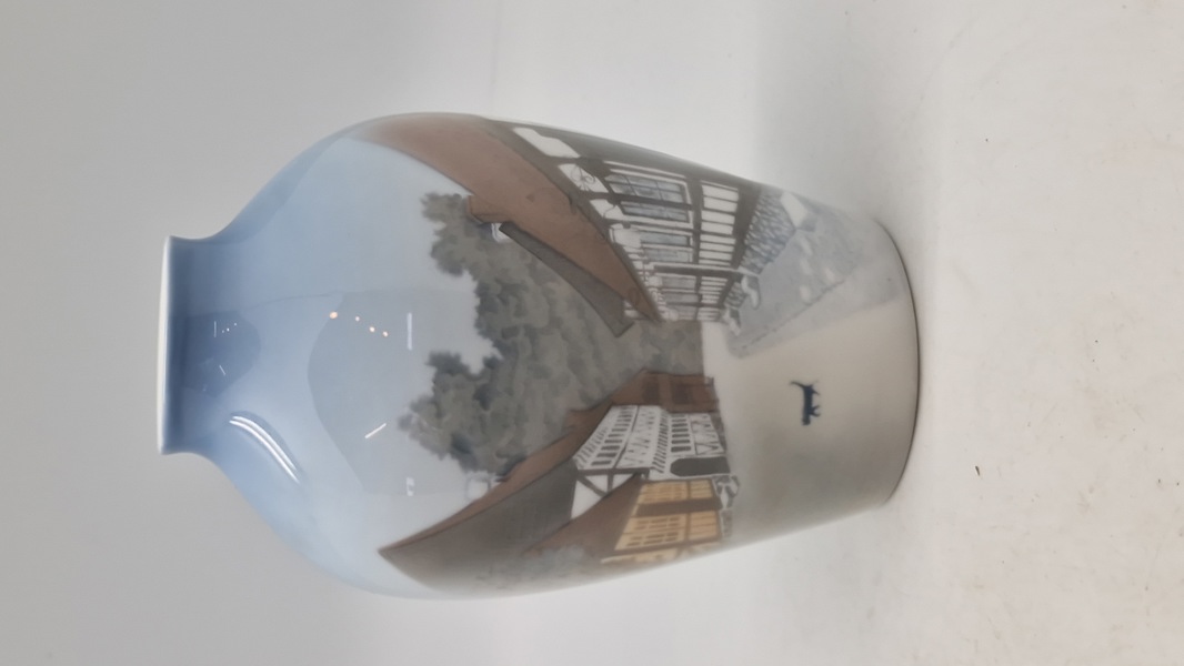 Bing & Grøndahl porcelænsvase med motiv af Den Gamle By i Aarhus, formnummer 1302-6238