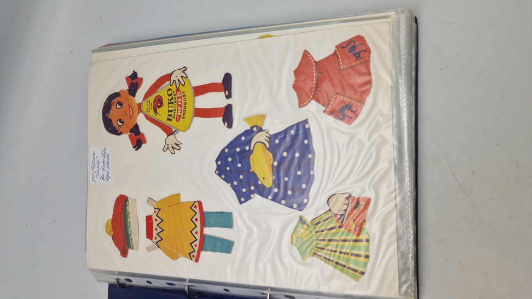 Samling påklædningsdukker 