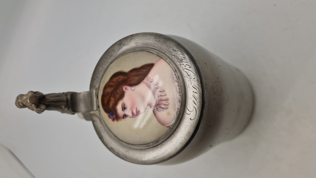 Veludført originalt tysk ølkrus med motiv på låget