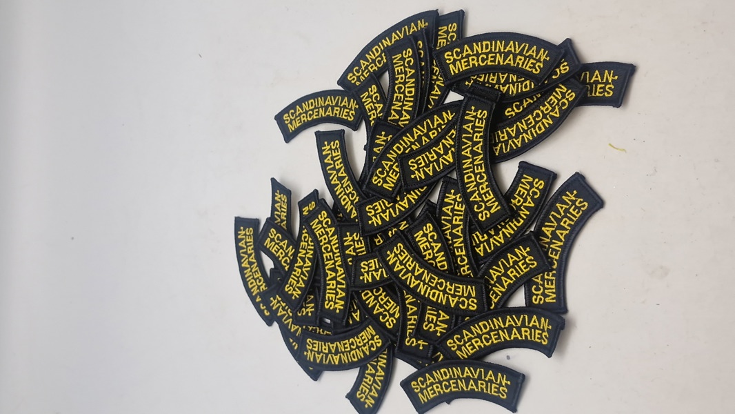 broderede navnemærker med teksten "SCANDINAVIAN MERCENARIES"
