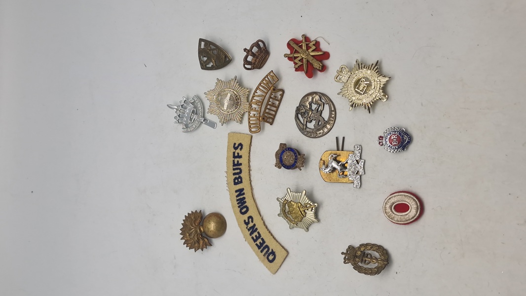 Samling originale engelske regimentsmærker mm.