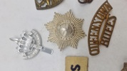 Samling originale engelske regimentsmærker mm.
