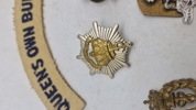 Samling originale engelske regimentsmærker mm.