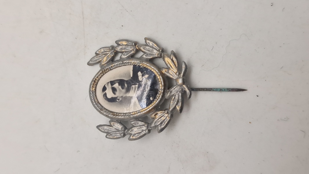 Original Kong Christian X pin