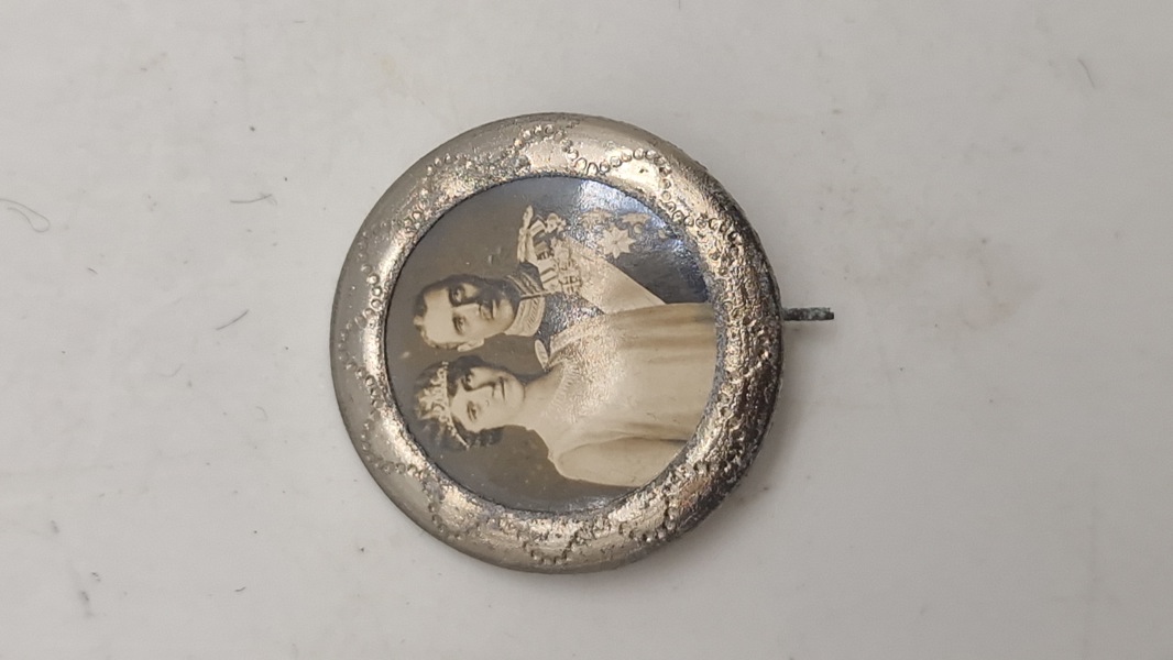 Original pin med portræt af Christian X og dronning Alexandrine af Danmark