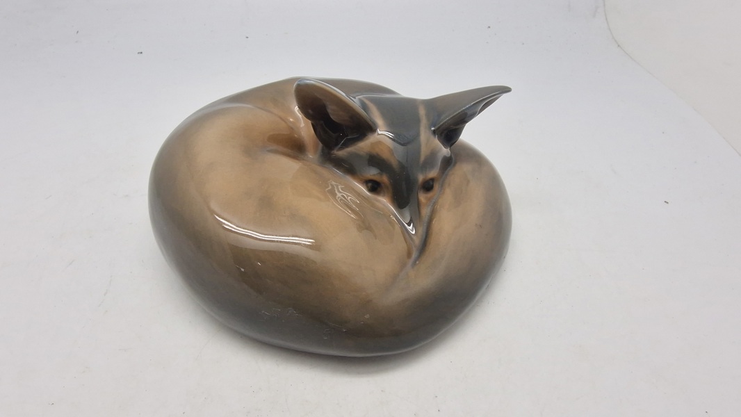 Royal Copenhagen "Curled Fox" (Krøllet ræv) porcelænsfigur, model 438
