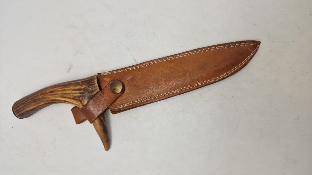 Veludført dolk med skede