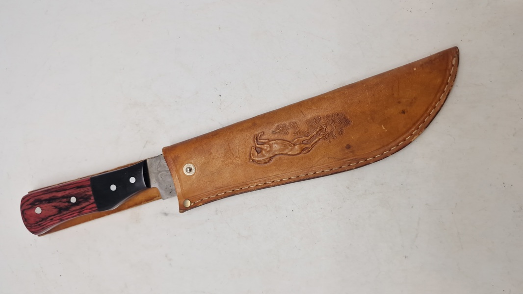 Veludført kniv med klinge af Damaskus stål