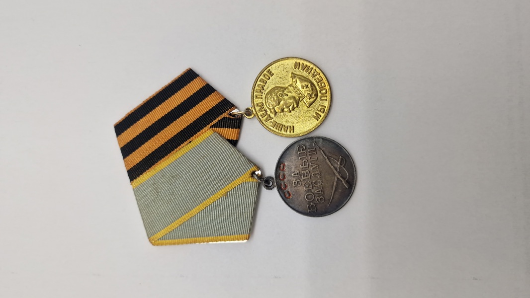 Original spange med den sovjetiske medalje "For Militær Fortjeneste" og medaljen "For sejren over Tyskland i Den Store Fædrelandskrig 1941-1945"