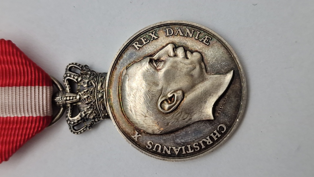 Sjælden originalt eks. af Kong Christian den X.s frihedsmedalje, også kendt som "Pro Dania” sølv
