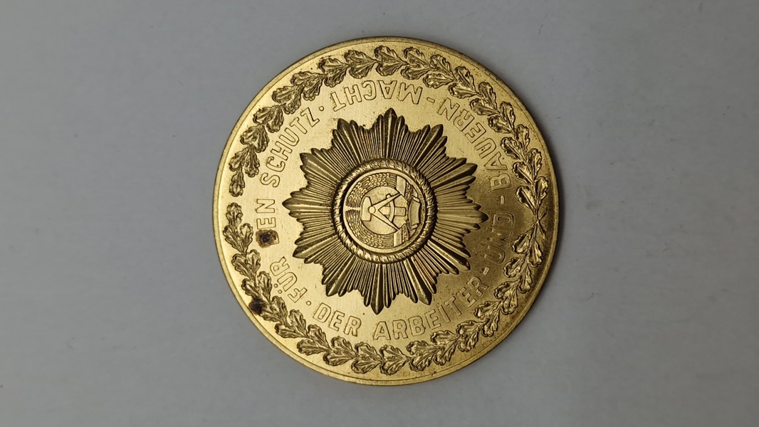 Original Medaille für treue Dienste in der Deutschen Volkspolizei" (Medalje for tro tjeneste i det tyske folkepoliti) fra DDR