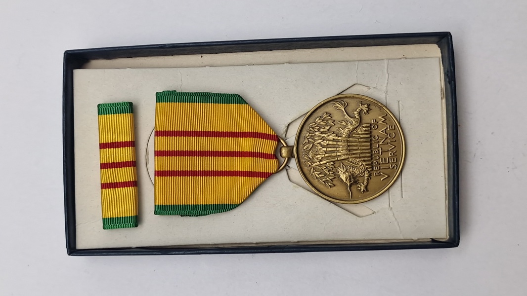 Original Vietnam Service Medal med sild og æske fra 1969