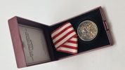 Originalt eks af Forsvarets medalje for international tjeneste 1948-2009 med æske.