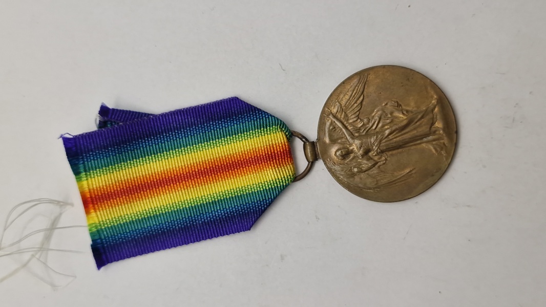 Original amerikansk sejrsmedalje fra Første Verdenskrig (World War I Victory Medal). Navngiven