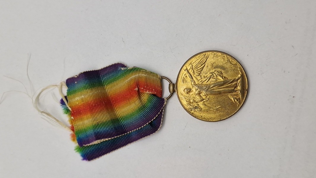 Original amerikansk sejrsmedalje fra Første Verdenskrig (World War I Victory Medal). Navngiven