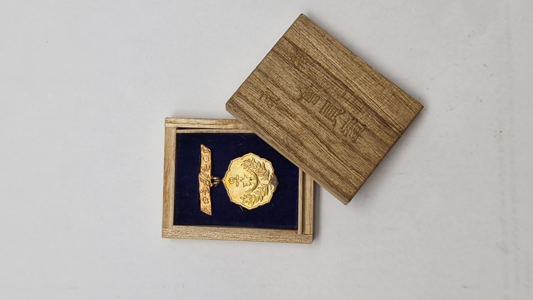 Originalt mærke  fra Patriotic Women's Association (Aikoku Fujinkai), som var en japansk kvindeorganisation.