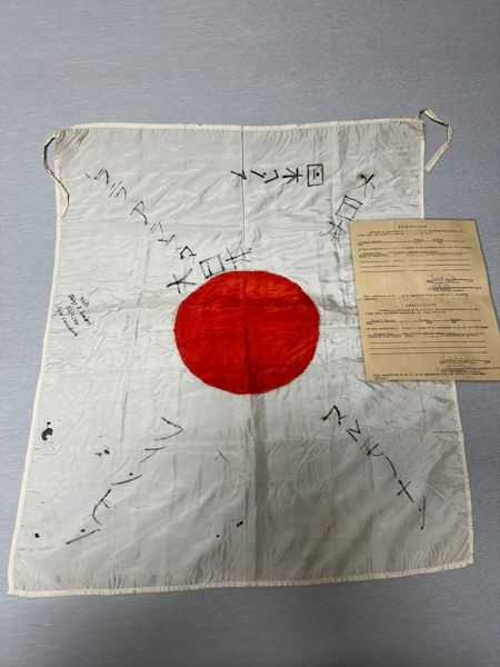  Good Luck Flag (寄せ書き日の丸, yosegaki hinomaru) men fremstillet af US Seabees   og solgt til andre veteraner som skulle have en sovenir med hjem fra krigen 