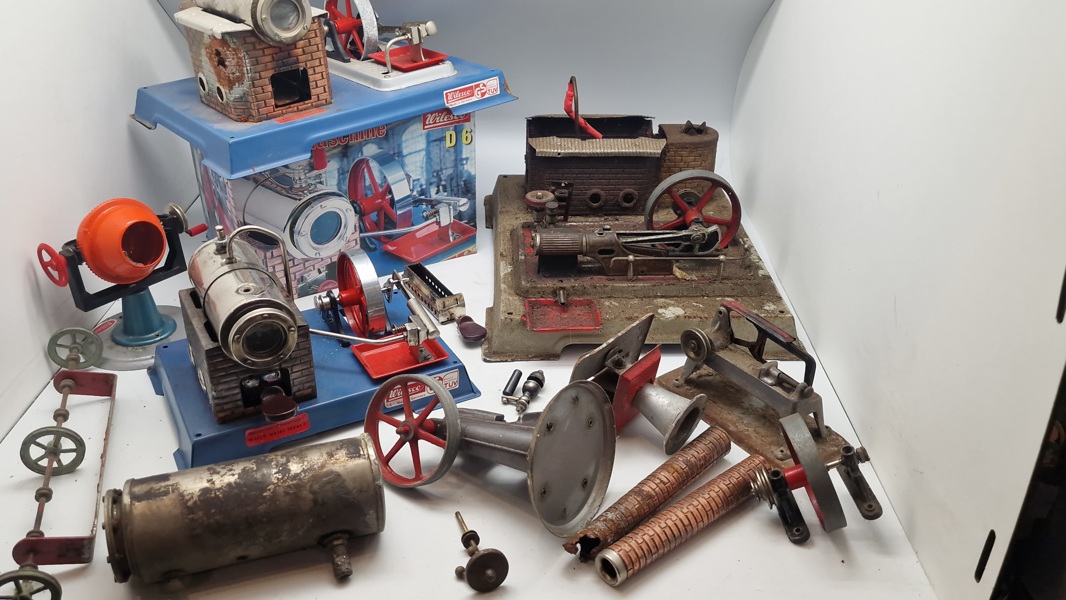 Samling dampmaskiner og resvervedele 