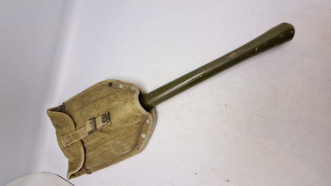 Dansk feltspade med etui 