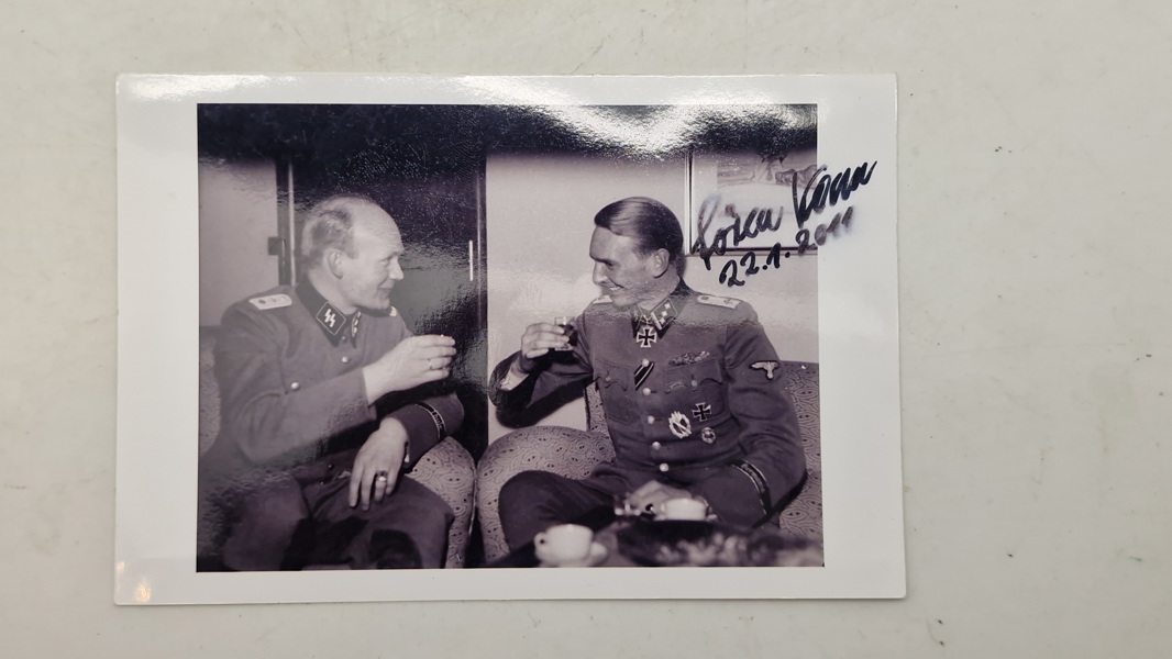 Signeret foto af den danske frivillige Søren Kam 