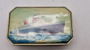metaldåse, der viser passagerskibet SS United States. Skibet, også kendt som "The Big U", blev bygget i 1952 og var et berømt amerikansk oceanskib