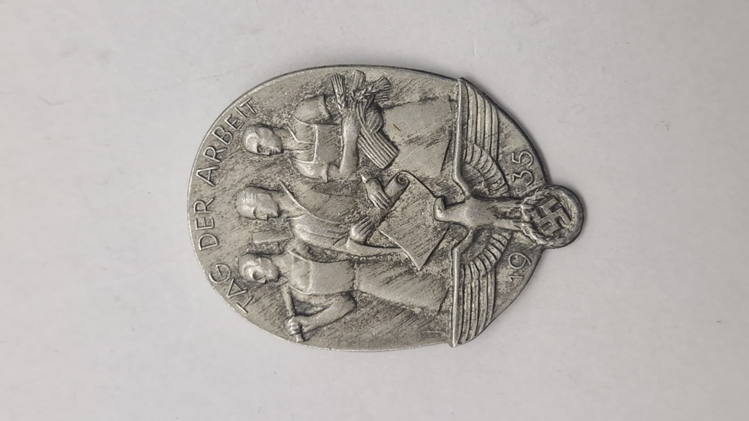 Original “Tag Der Arbeit” tinnie fra 1935