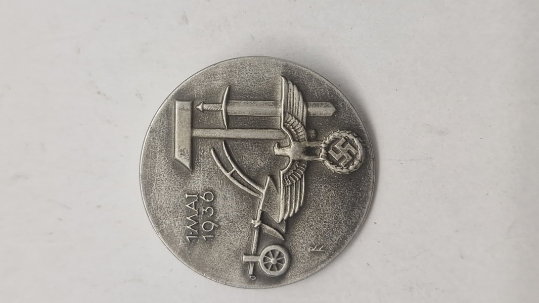 Original tysk "tinnie" (dagmærke) fra 1. maj 1936