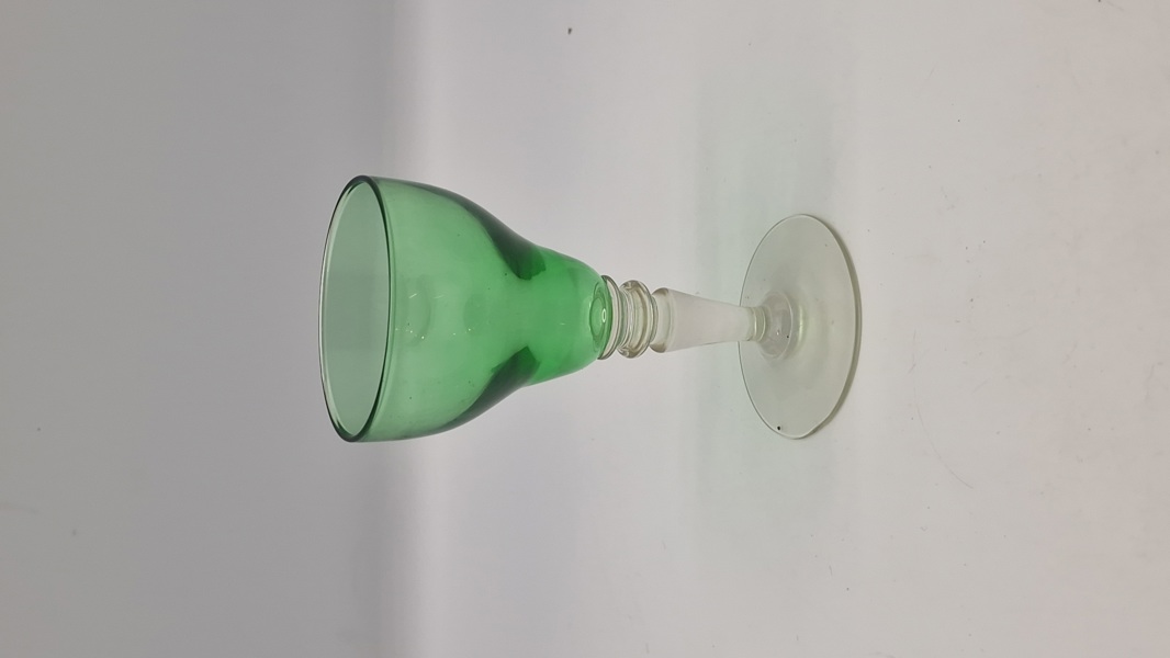 Holmegaard "Margrethe" rødvinsglas, designet af Svend Hammershøj, med en grøn kumme og en klar stilk