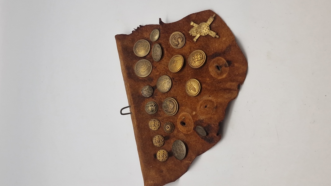 Samling knapper opsat på læder 