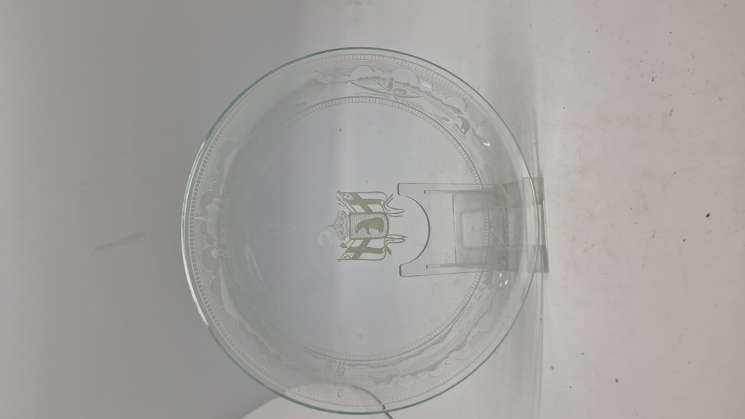 Glasplakette med våbenskjold 