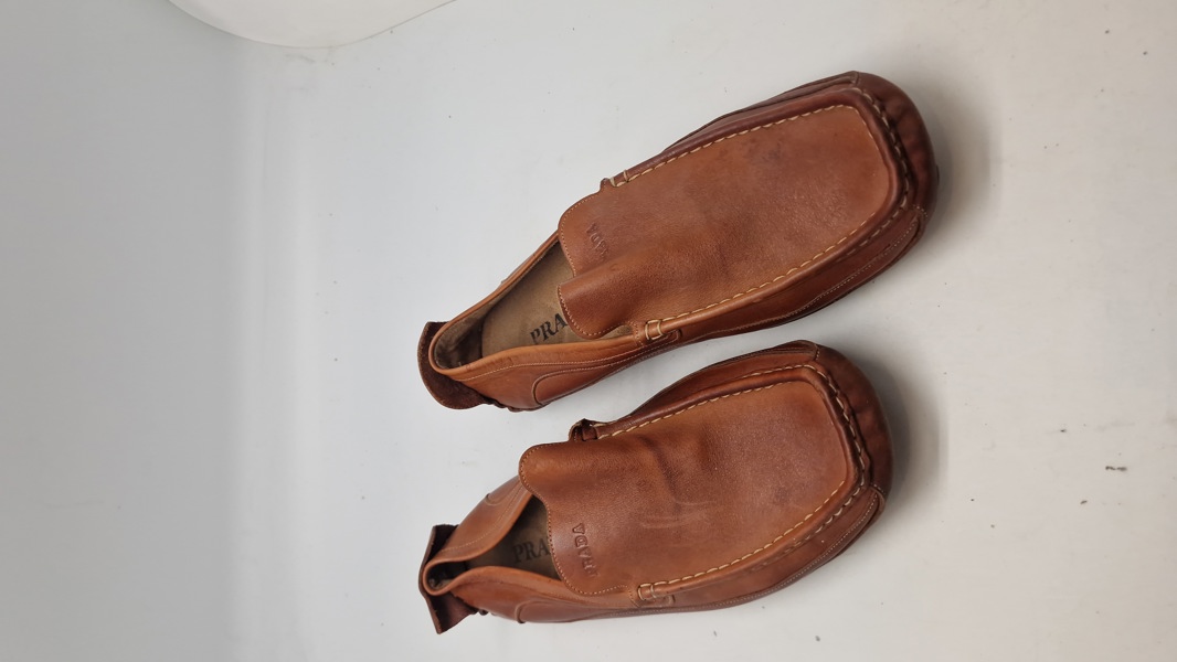 Originalt sæt Prada sko, nypris ca 11000,- - en syning er gået i stykker