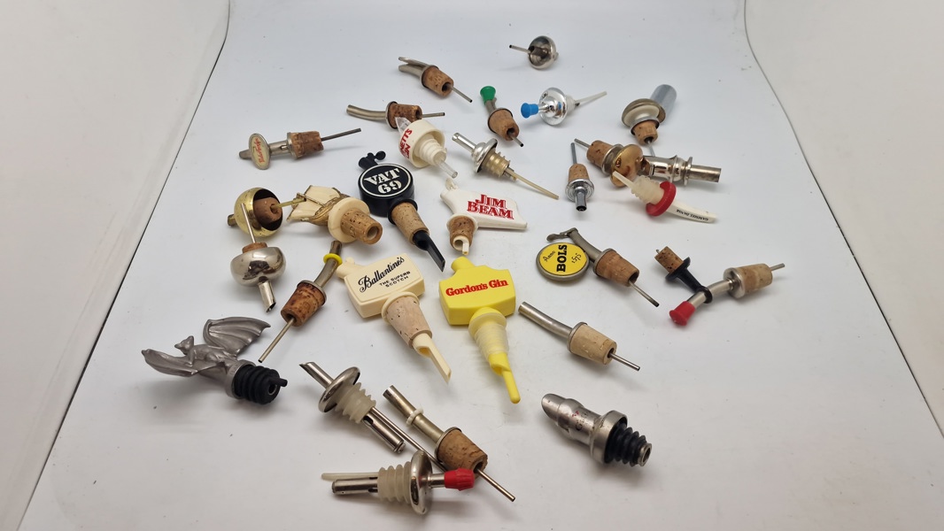 Samling propper fra spiritus flasker med reklamer for diverse 