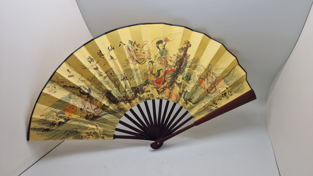 håndholdt foldevifte med motivet "De Otte Udødelige Krydser Havet" (八仙过海), et centralt tema i kinesisk mytologi