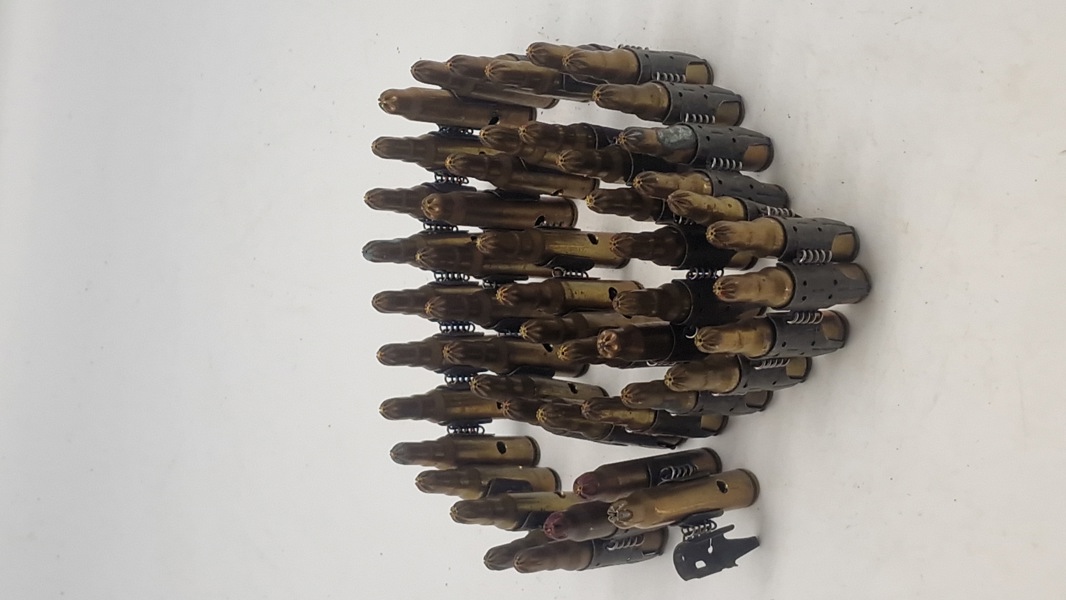 Samling deaktiverede løse patroner i bælte