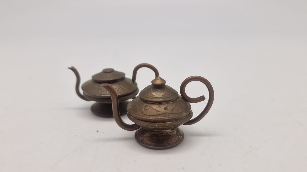 Små te kander lavet af mønter fra tiden omkring ww2