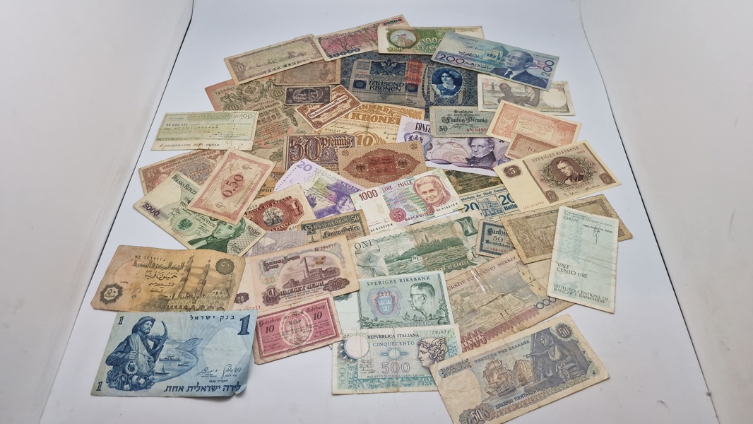 Stor samling pengesedler fra hele verden