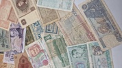 Stor samling pengesedler fra hele verden