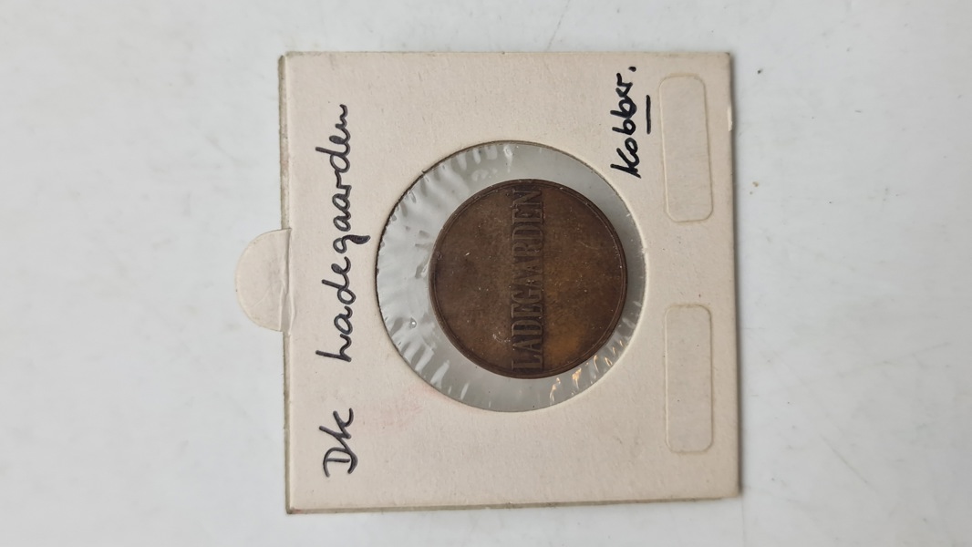 Originalt jernbliktegn fra Ladegården, som var Københavns største fattiggård og arbejdsanstalt. Tegnene blev brugt som intern valuta i marketenderiet, da de indsatte ikke måtte have rigtige penge.