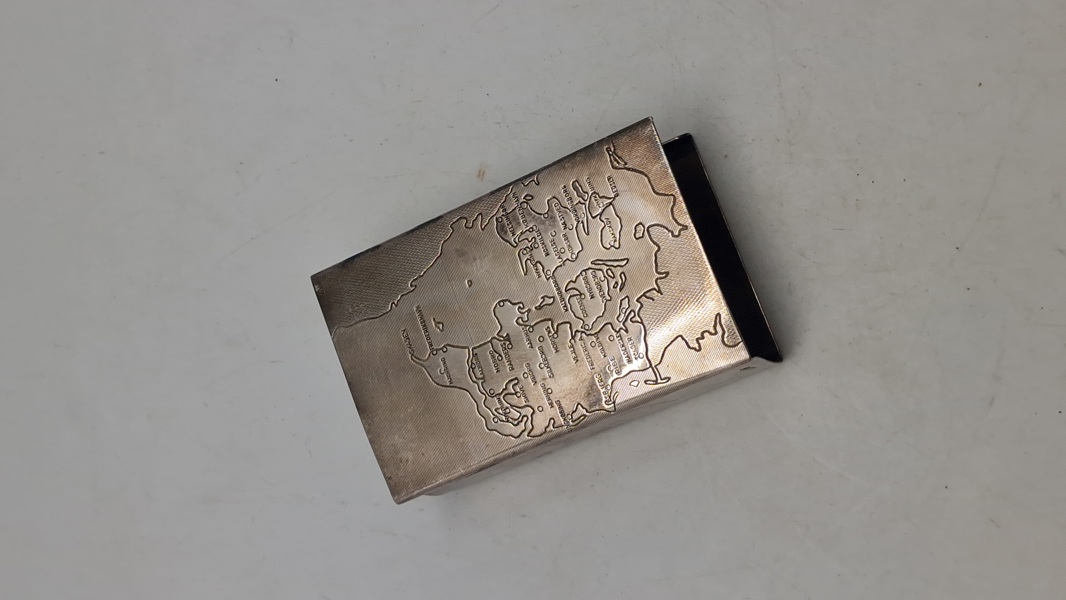 Tændstiksæske holder af nysølv med motiv af Danmarks kortet