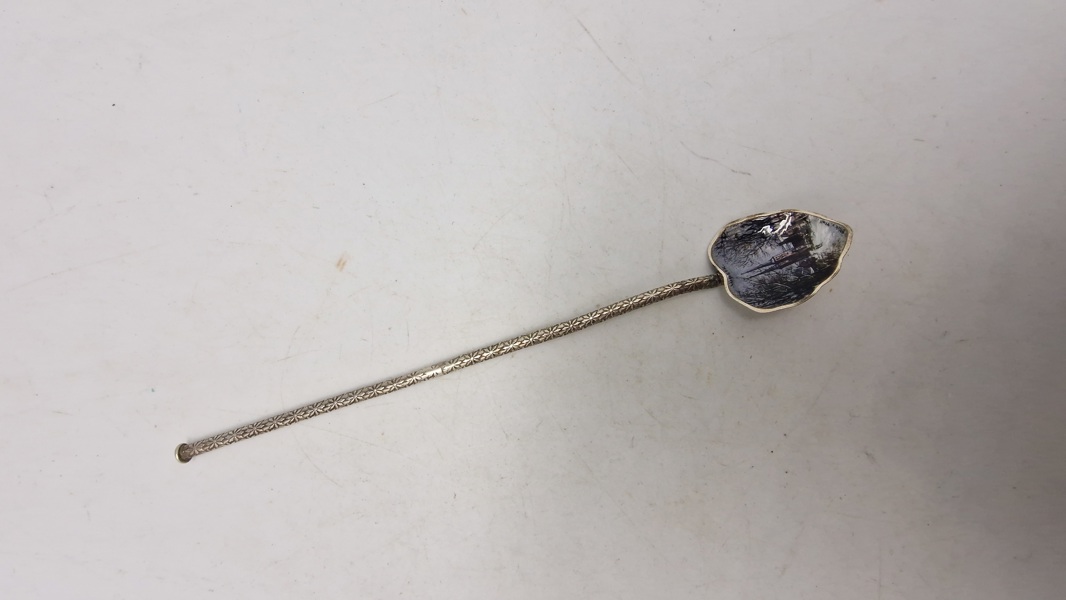 Twist Handle Olive Spoon 800 sølv med motiv fra Lübben