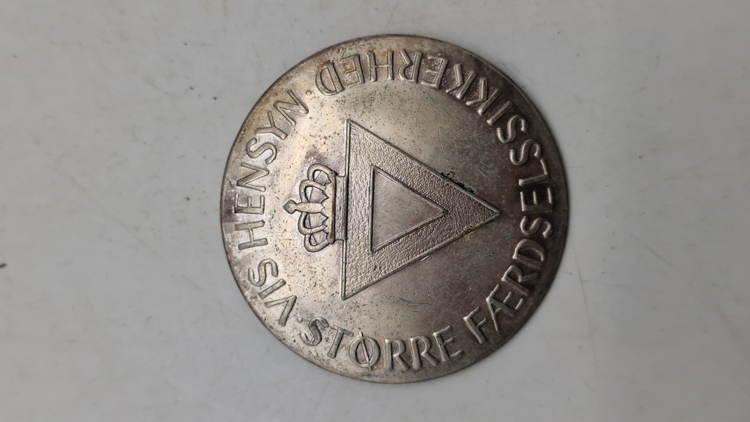 Originalt ældre badge fra vejdirektoratet