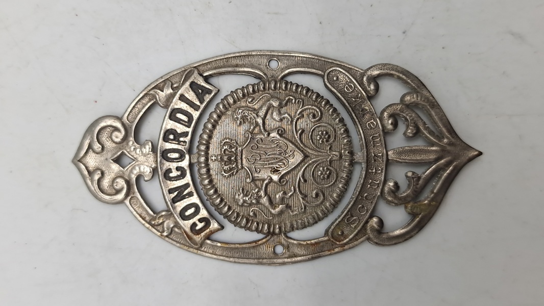 Originalt gammelt cykelhovedskilt ("Steuerkopfschild") med teksten "CONCORDIA Schutz Marke".