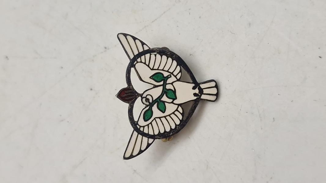 Fredsdue af 925 sterlingsølv og emalje