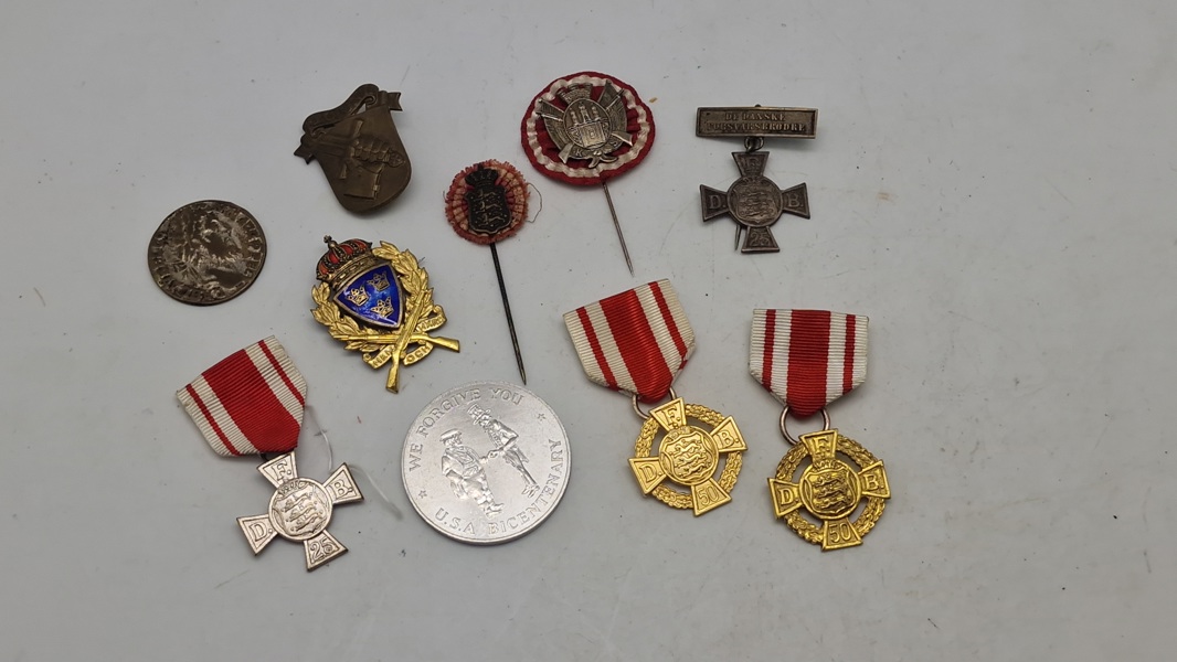 Samling pins og medaljer