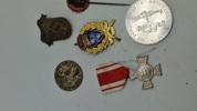Samling pins og medaljer 