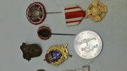 Samling pins og medaljer 