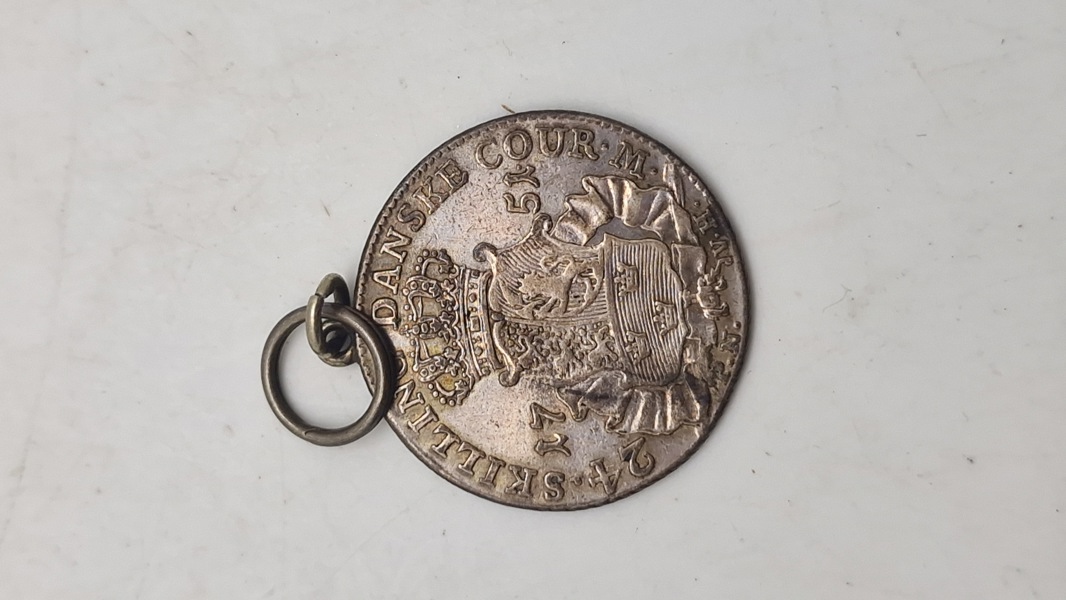 Original dansk skillings mønt fra 1751 omgjort til vedhæng
